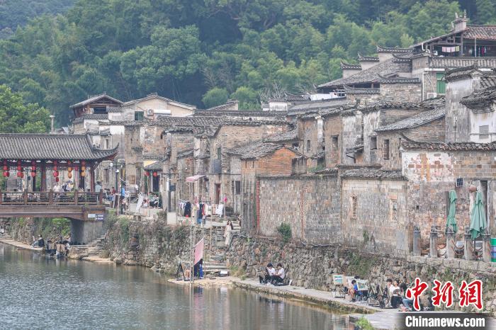 江西景德镇瑶里古镇:山环水绕古建成群美若“世外桃源”