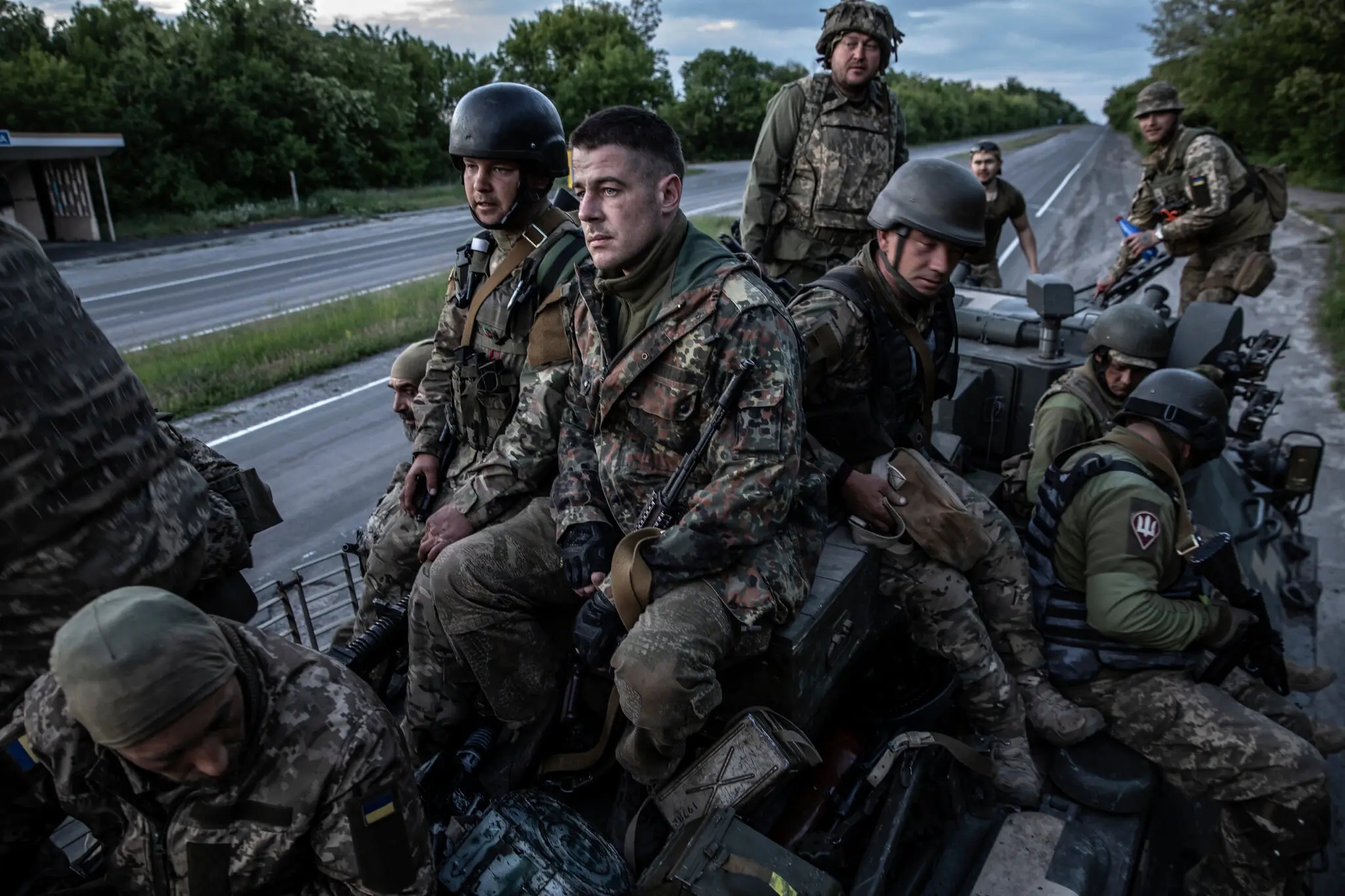 5月，向乌东部前线进发的乌克兰士兵 图源：《纽约时报》