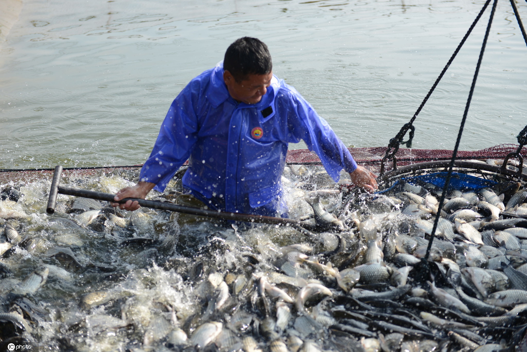 广西灵川举行开渔活动 保护生态环境