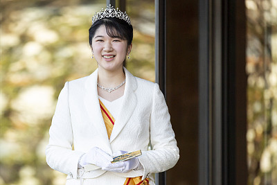 日本爱子公主迎来成人礼 首次戴上王冠满脸笑容 图源 视觉中国