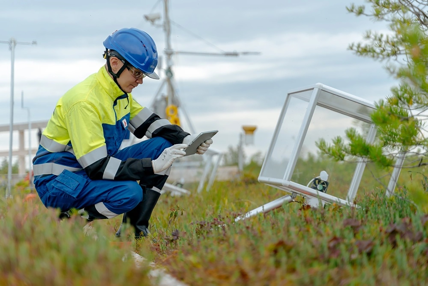 在汉特-曼西自治区，一名工作人员正在油气田内的温室气体监测站工作。