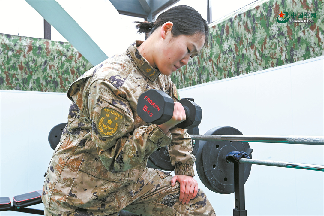 这群平均年龄只有22岁的姑娘们有了新称呼导弹女兵