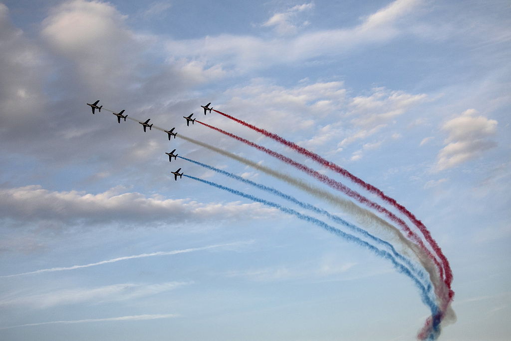 希腊雅典飞行周航展举行各国飞行表演队进行展示