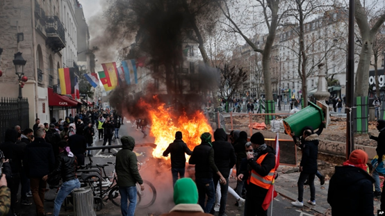 库尔德社区枪击案发生后，巴黎街头周六发生抗议活动 图自外媒