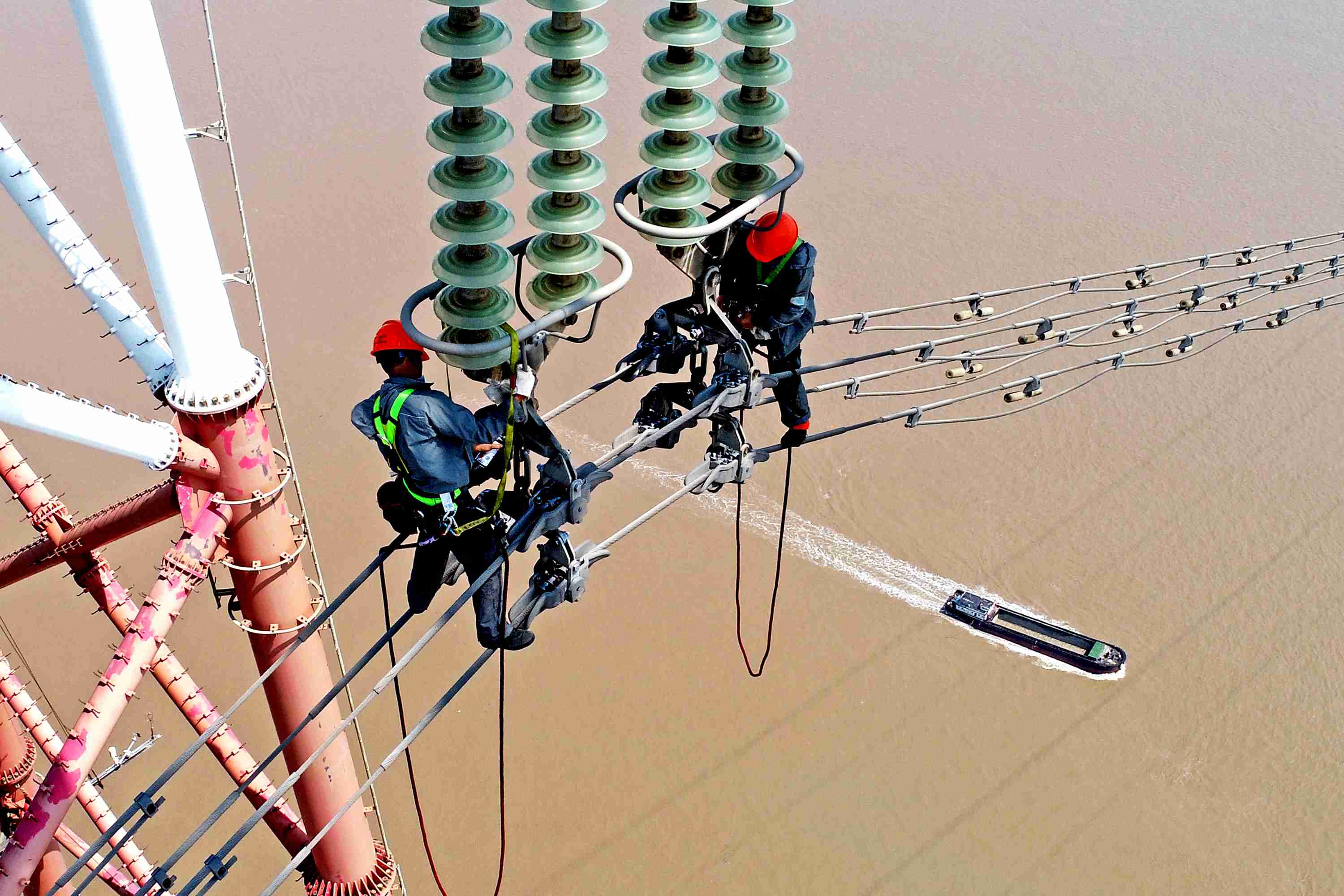 浙江舟山电力工人高空走线检修保障供电安全