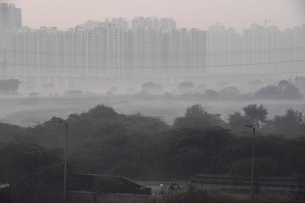 印度多地遭遇雾霾天气印度门如隐身