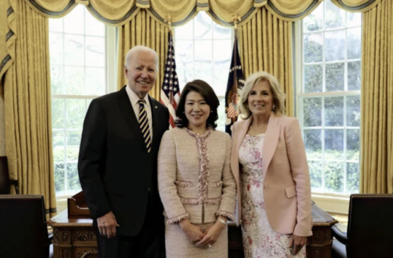 日本广播协会等日媒在报道岸田夫人访美时的配图。左起依次为美国总统拜登、岸田夫人、拜登夫人。