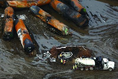 美国俄亥俄州一列运载有毒化学品的列车3日在靠近宾夕法尼亚州的东巴勒斯坦镇脱轨,造成氯乙烯等有毒物质泄漏并引发爆炸,数千居民疏散。图为8日的事故清理现场。 (视觉中国)