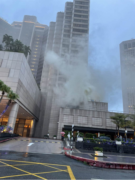 位於台北信義區的君悅飯店內部今天傍晚17時發生火災並冒出濃煙。 圖自台灣“中時新聞網”