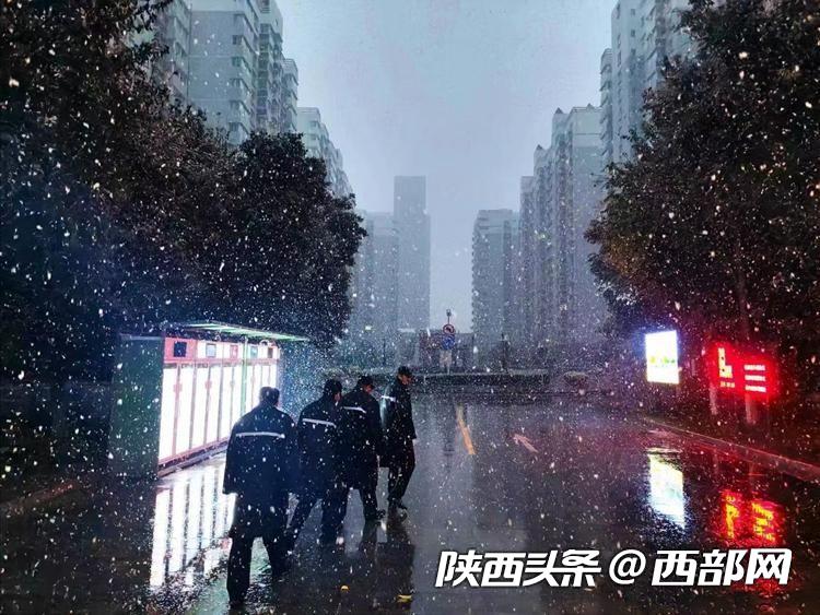 11月11日西安大雪纷飞 来源：网友 郑飞