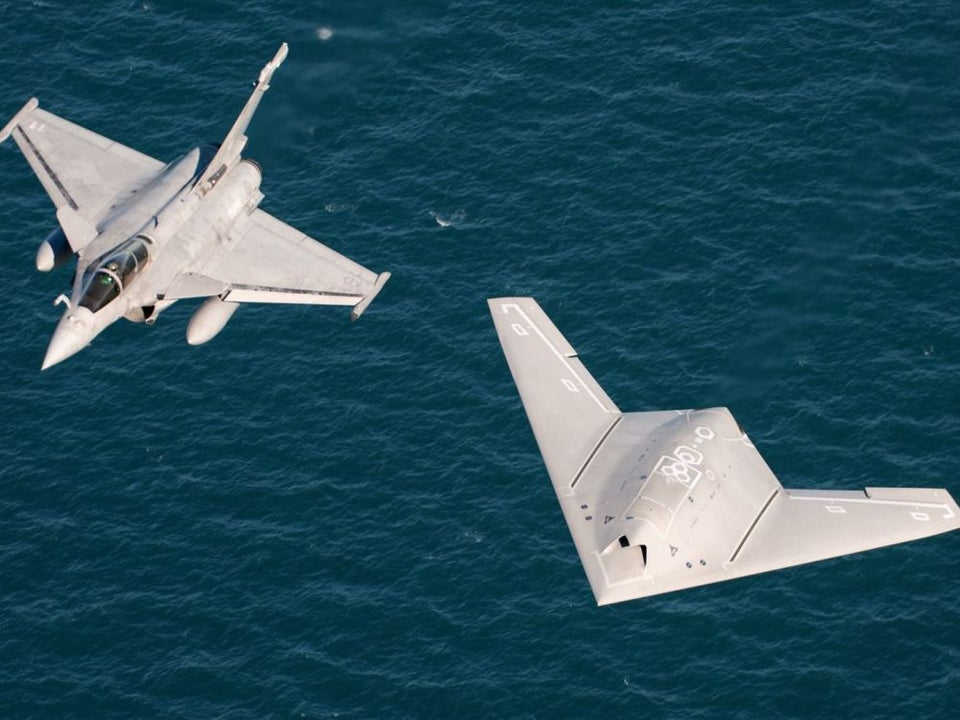 “神经元”无人机与“阵风”战斗机编队飞行