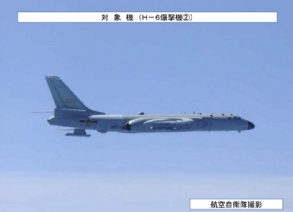 中国轰-6轰炸机，图自日本防卫省综合幕僚监部24日的发布消息