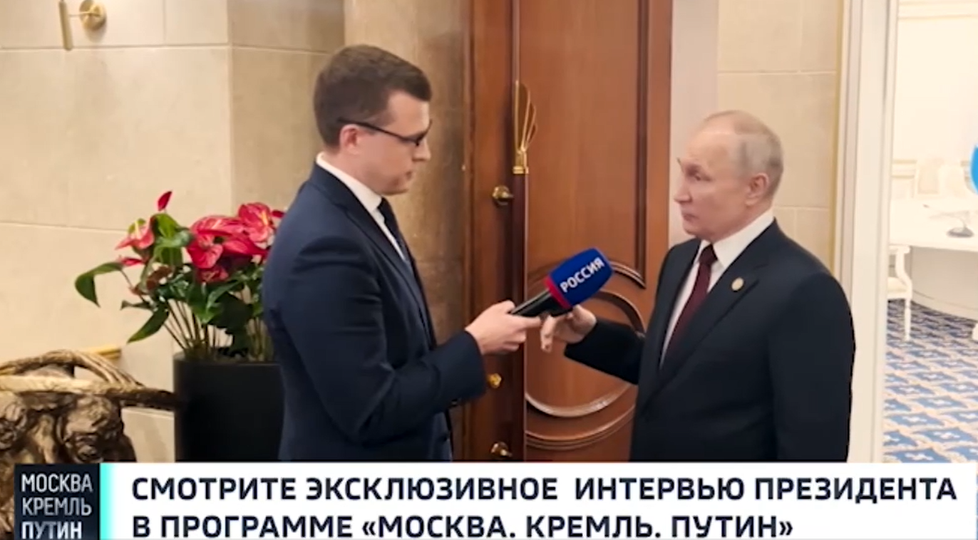 扎鲁宾15日在Telegram上所发普京（右）接受采访视频中画面的截图