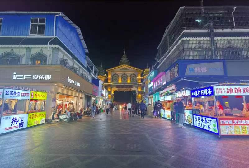 瑞丽彩云城夜市已逐渐恢复烟火气。樊巍摄