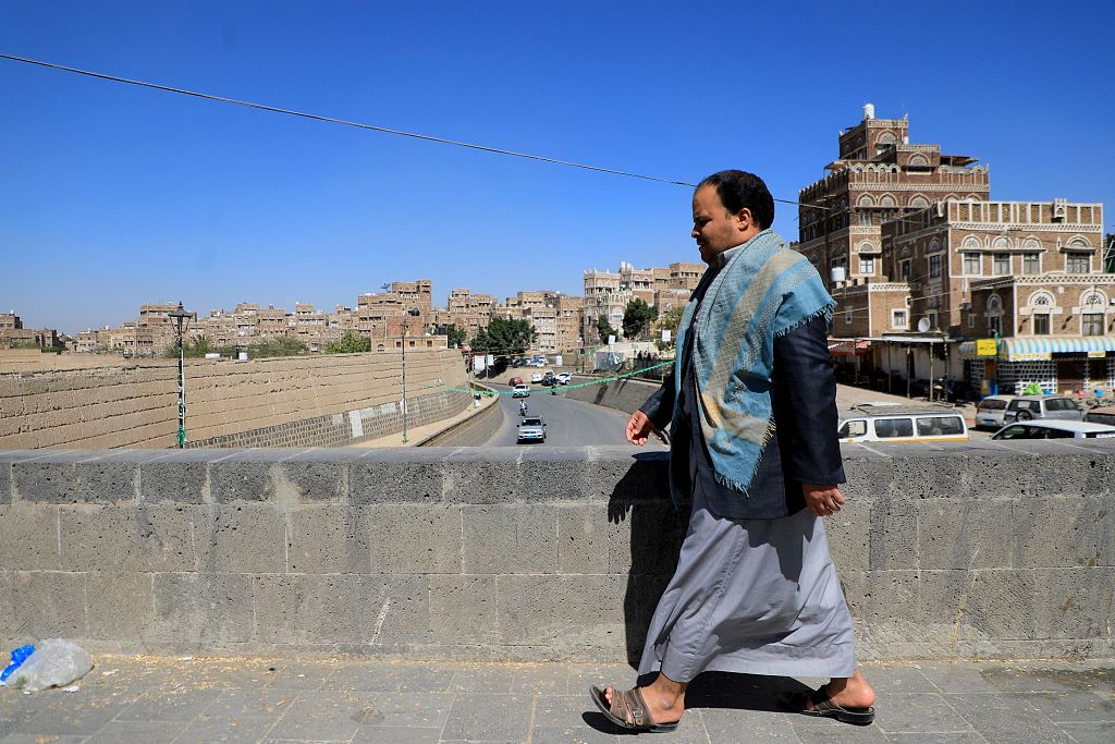 当地时间2024年1月12日，也门萨那，一名男子。（图源 视觉中国）