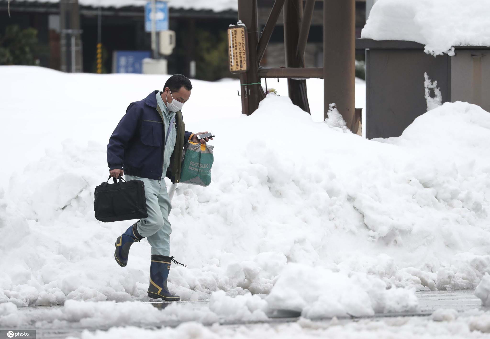 日本福井遭遇大雪 民众清理积雪便利店货架被抢购一空