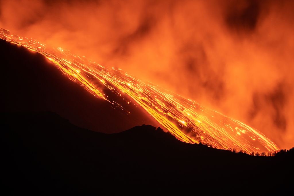 意大利埃特纳火山喷发火山口发生约20次剧烈爆炸