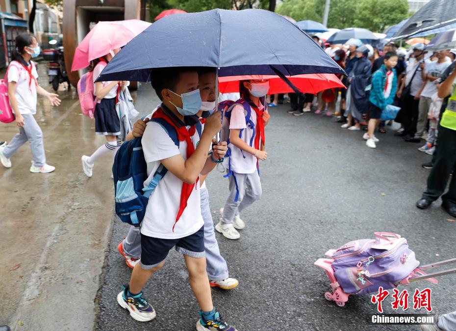上海防御台风灿都:中小学幼儿园13日下午和14日全天停课