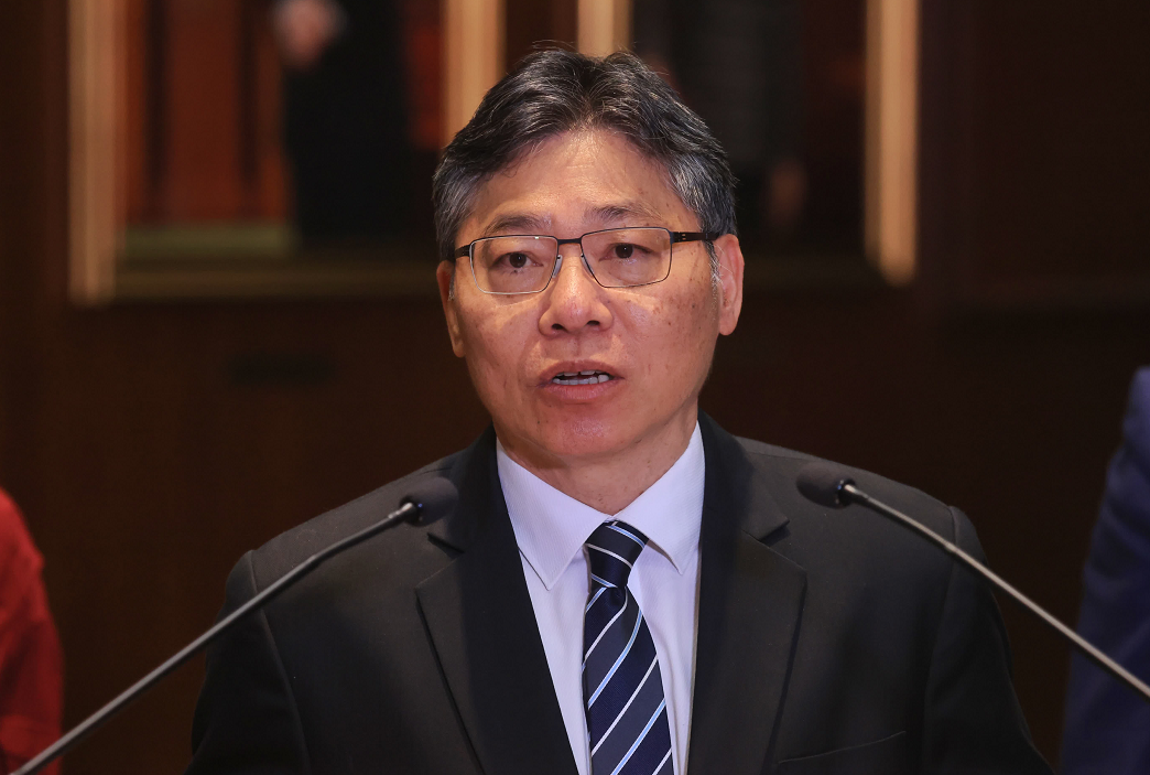 香港特区政府官员十分痛心机组人员不当言论已要求国泰改善服务