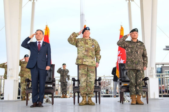 韩国国防部长官李钟燮15日在汉弗莱兵营参加韩美联军司令部部队迁址纪念仪式。 图自韩媒