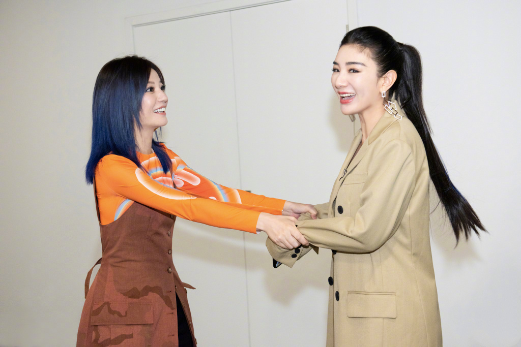 赵薇黄奕两代小燕子同框 拉手转圈俏皮互动引泪目