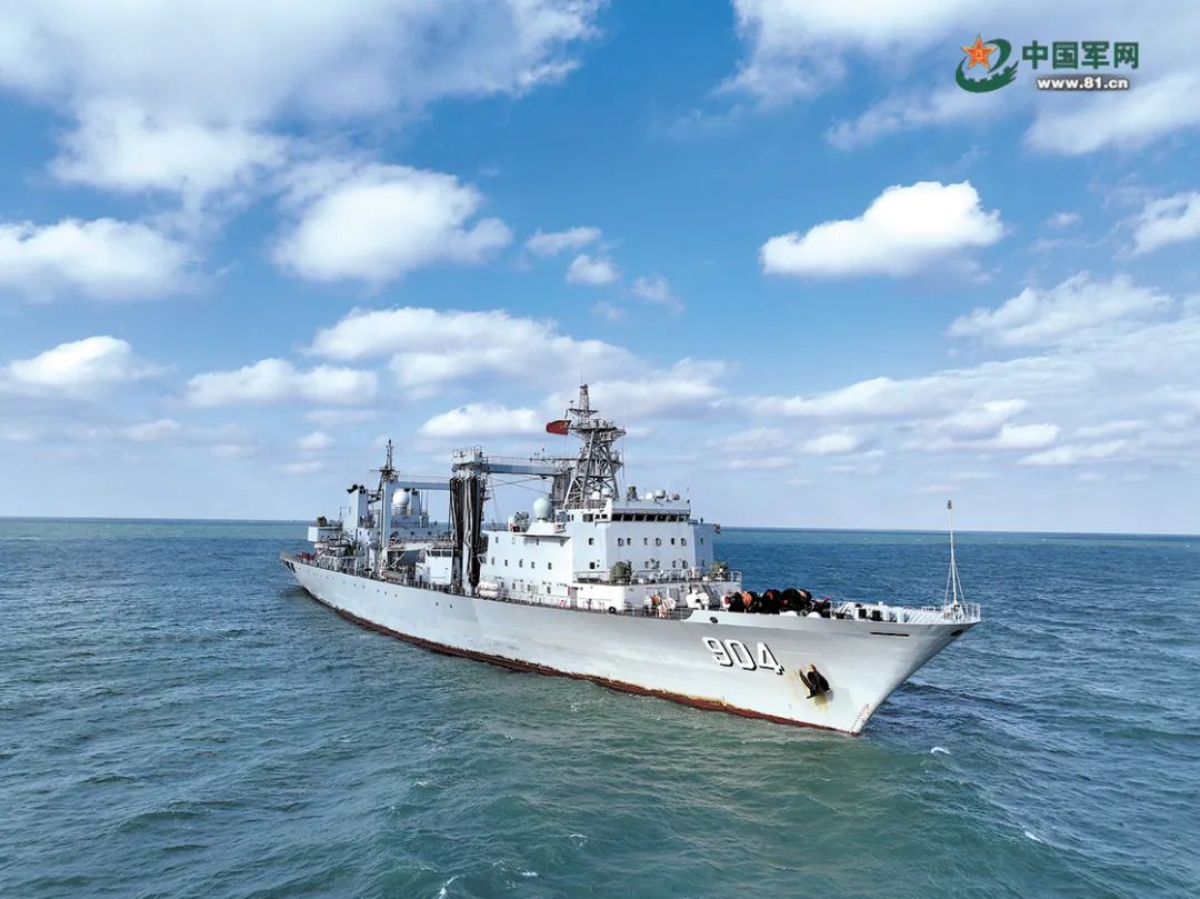 高邮湖舰向目标海域航行.桂江波 摄