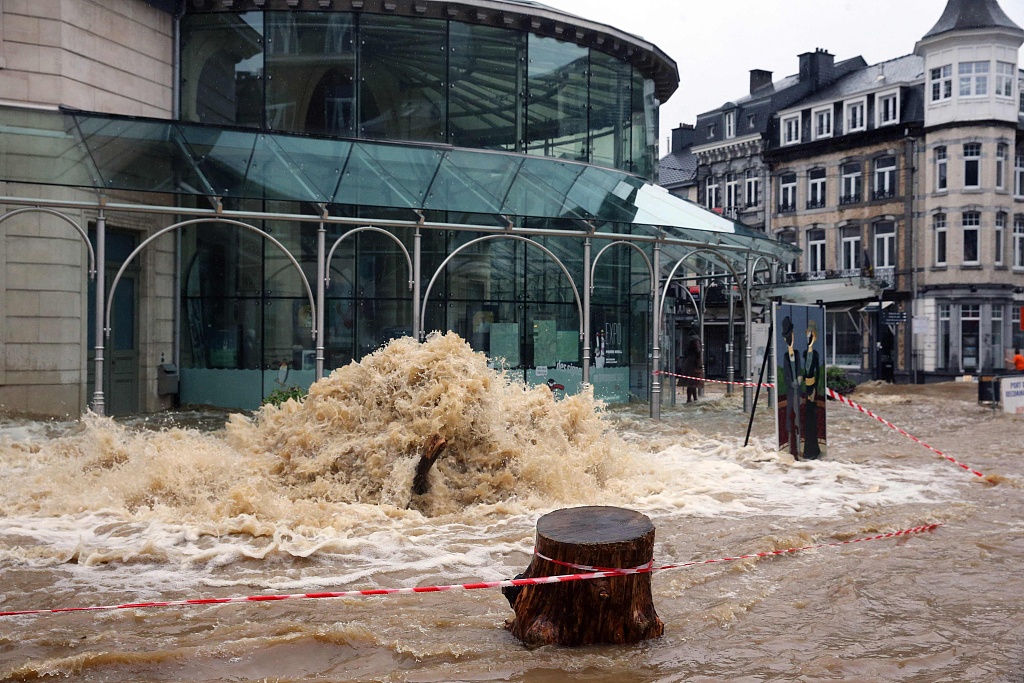 比利时遭遇洪水侵袭 城市街道变河道