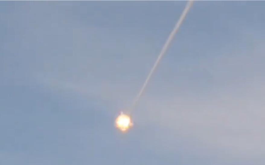 米格-29战斗机发射导弹击落火箭靶弹