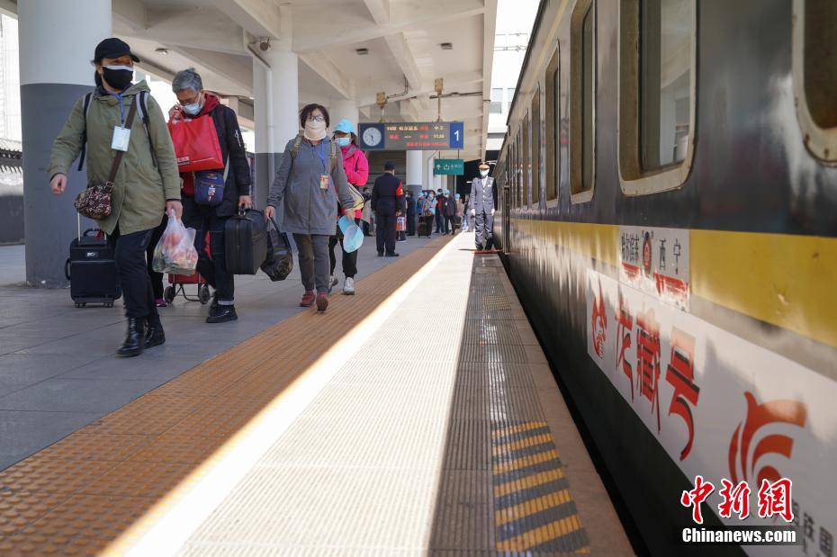 哈铁开行黑龙江省首趟"龙藏号"旅游专列