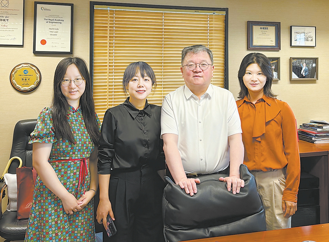 香港科技大学首席副校长郭毅可（右二）与《环球时报》记者采访后合影。