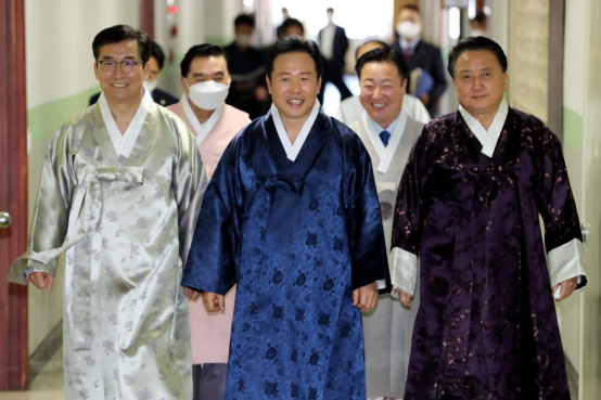 忠北道议会议长黄永浩（中）带领议员走进会场。 图自韩媒