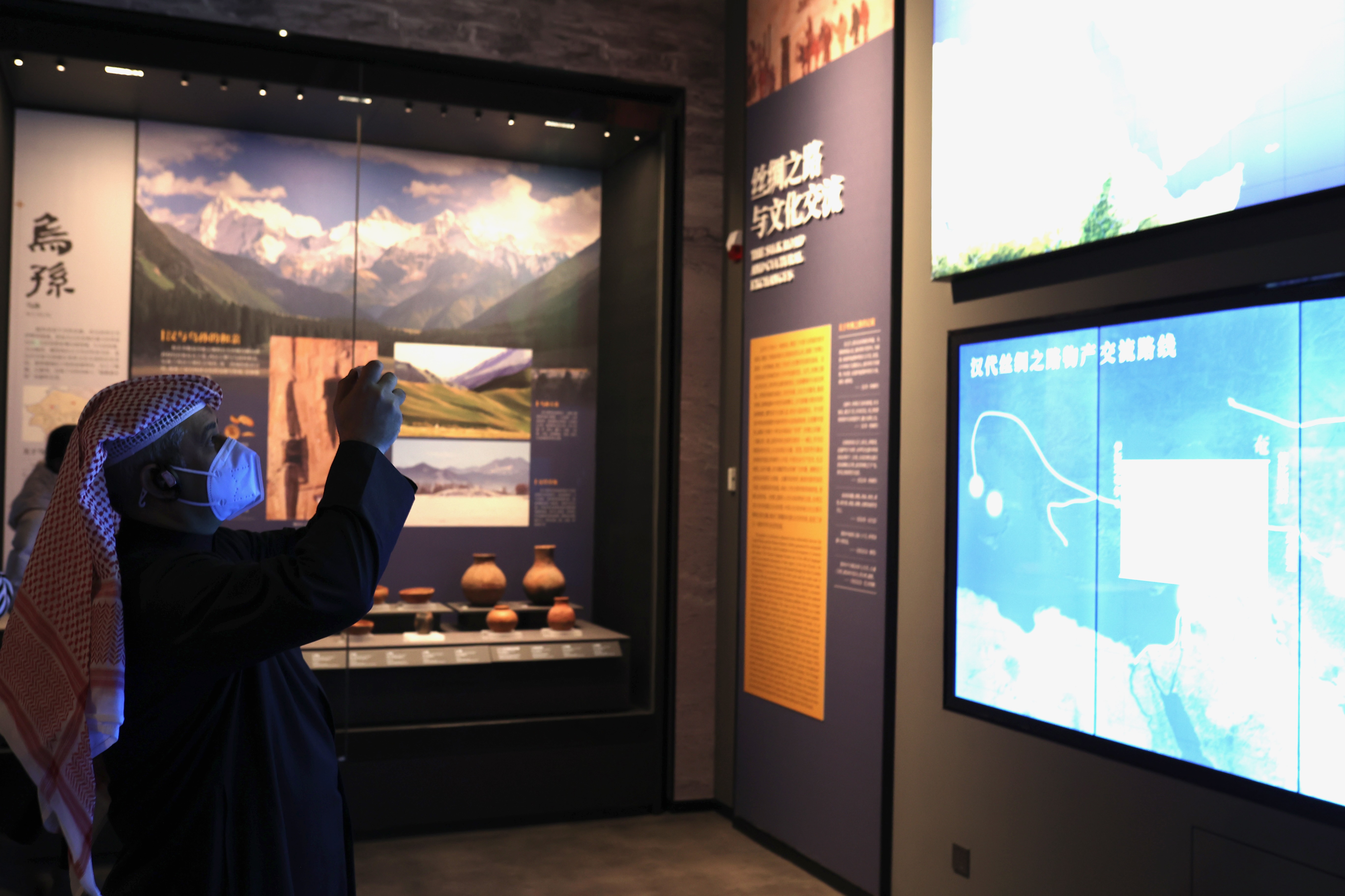 8日，世界知名伊斯兰宗教人士和学者代表团在新疆维吾尔自治区博物馆参观