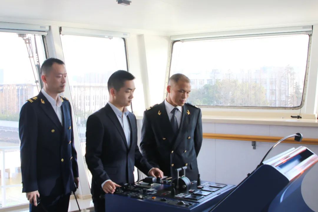 远望6号船船长郭小雄说到:"本航次,远望6号船劈波斩浪,驶向深海大洋