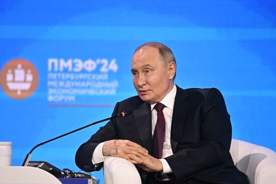 7日，普京出席圣彼得堡经济论坛全会。图源：俄新社