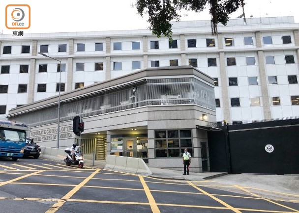 美国驻港澳总领事馆男职员在馆外遭袭击受伤。（图源：“东网”）