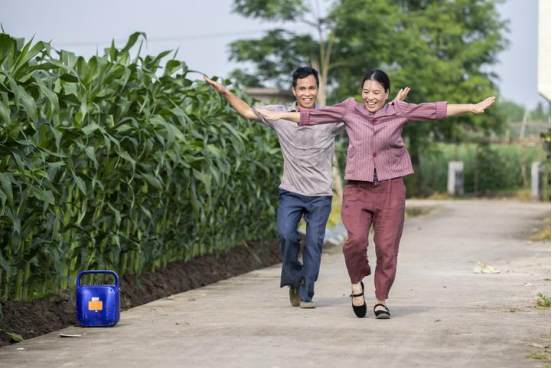 小英夫妇在田间跳舞.