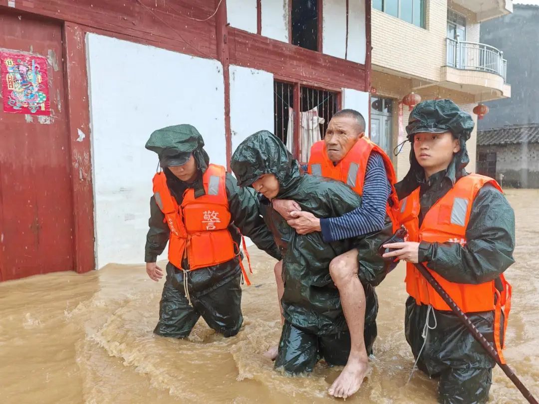 各人武部和退役军人事务局:组织民兵,退役军人志愿者冲在抗洪救灾一线