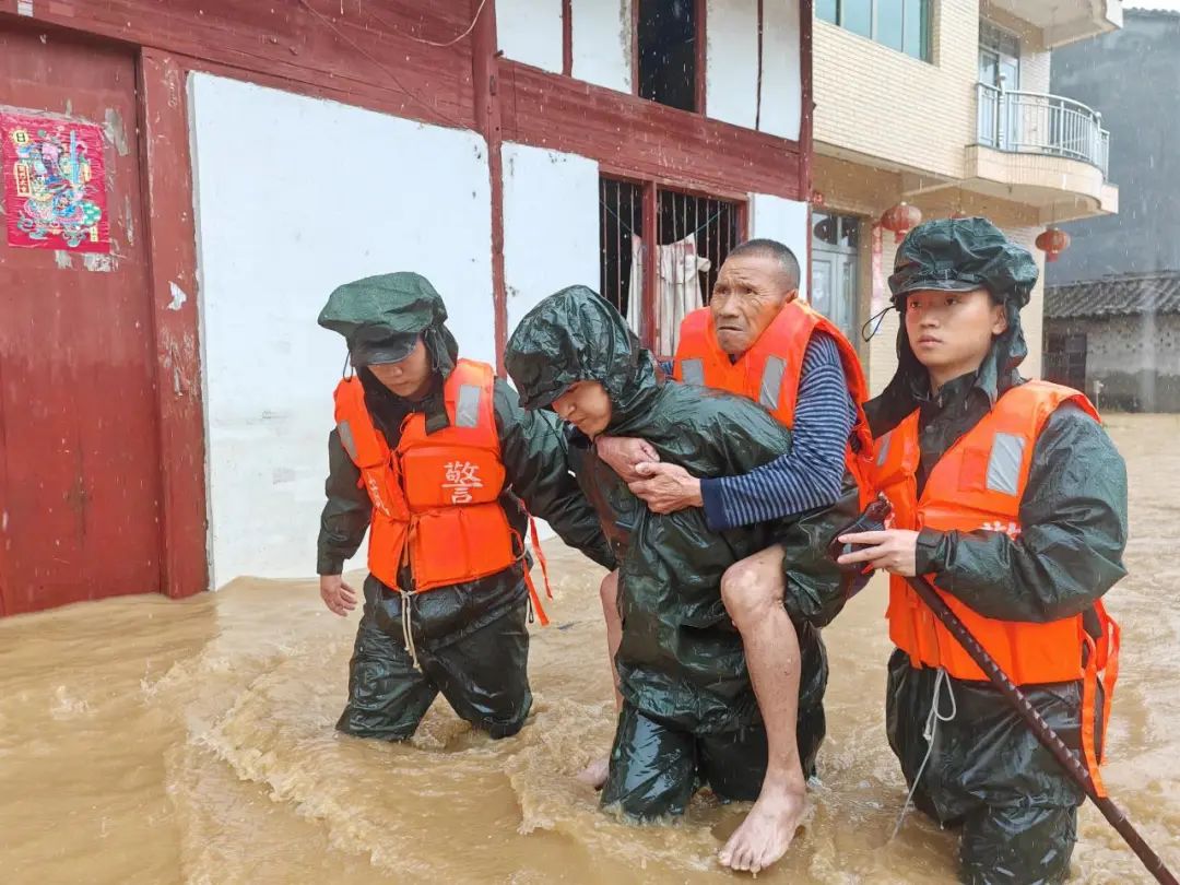 江西多地遭遇特大暴雨,子弟兵紧急驰援!