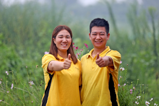 夫妻俩开心比赞