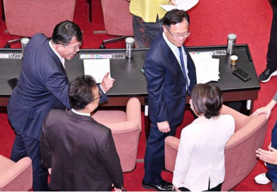 黄国昌（左）与范云26日在台立法机构发生口角。图自台媒