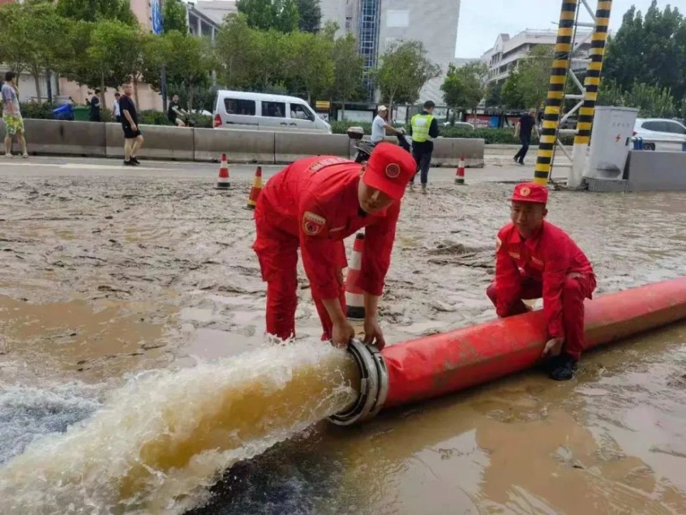 德国记者借洪灾抹黑中国,郑州市民挺身而出,先管好你们国家!