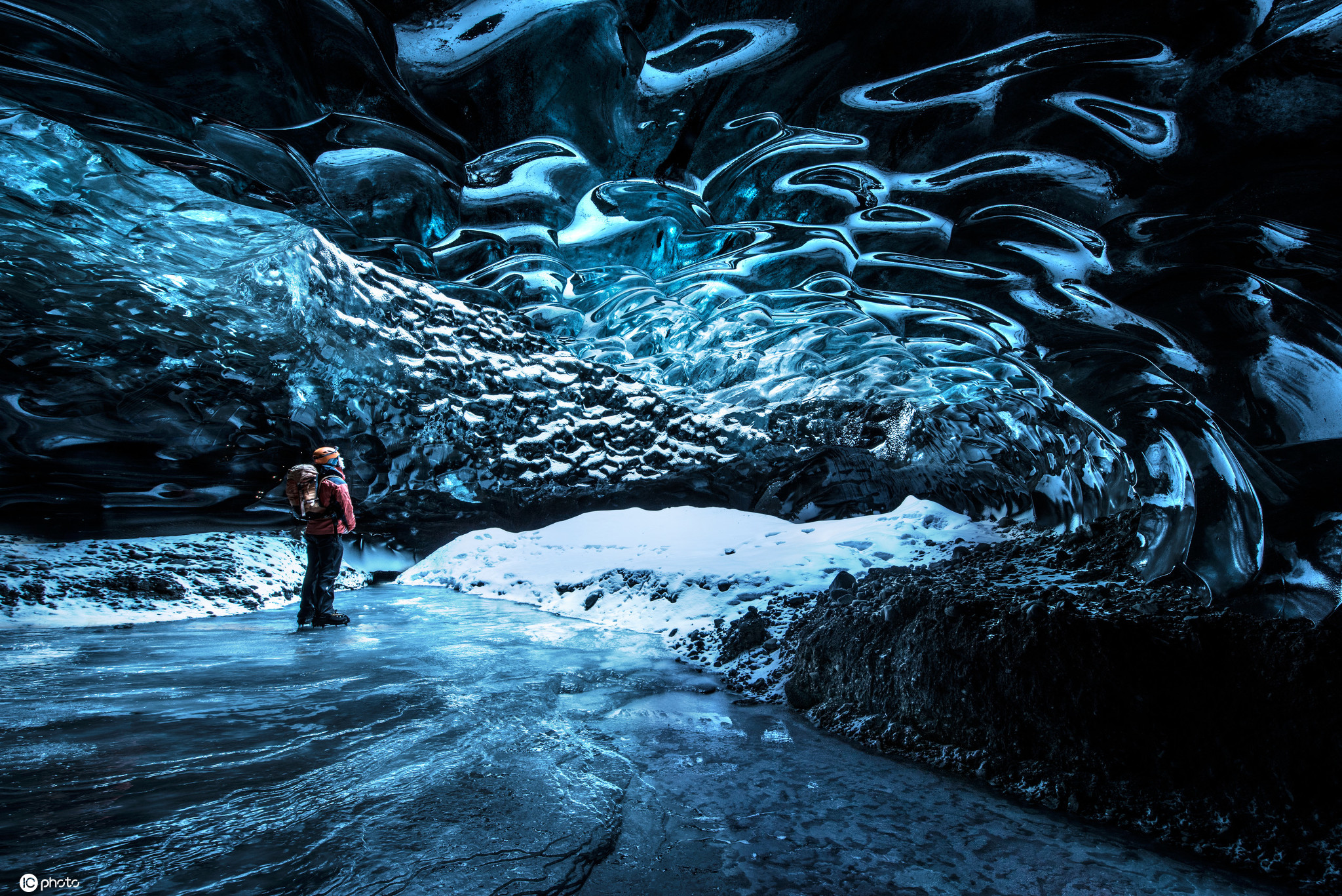 他们进入冰洞穴,内部晶莹剔透,流动的水都被凝固住
