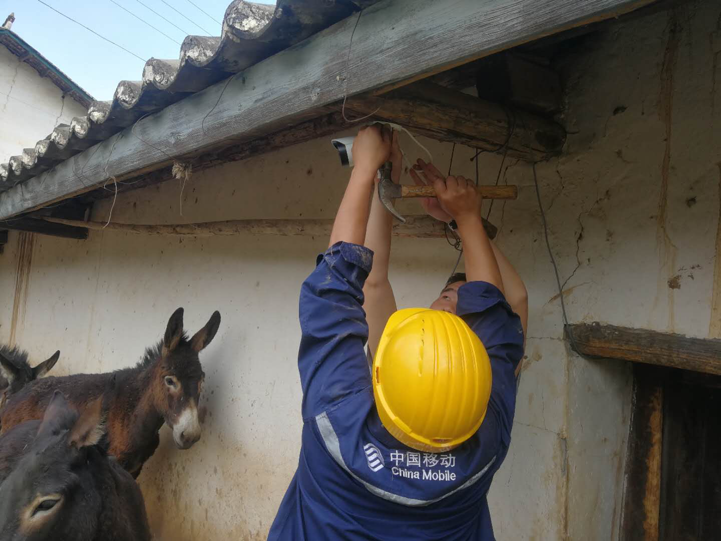中国移动网络工作人员为迪庆农户家中安装摄像头，打造“平安乡村”