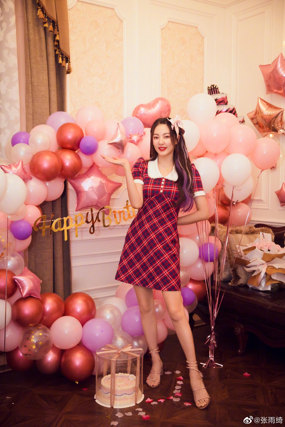 张雨绮生日收巨型玫瑰花束 头戴粉色蝴蝶结笑容超甜