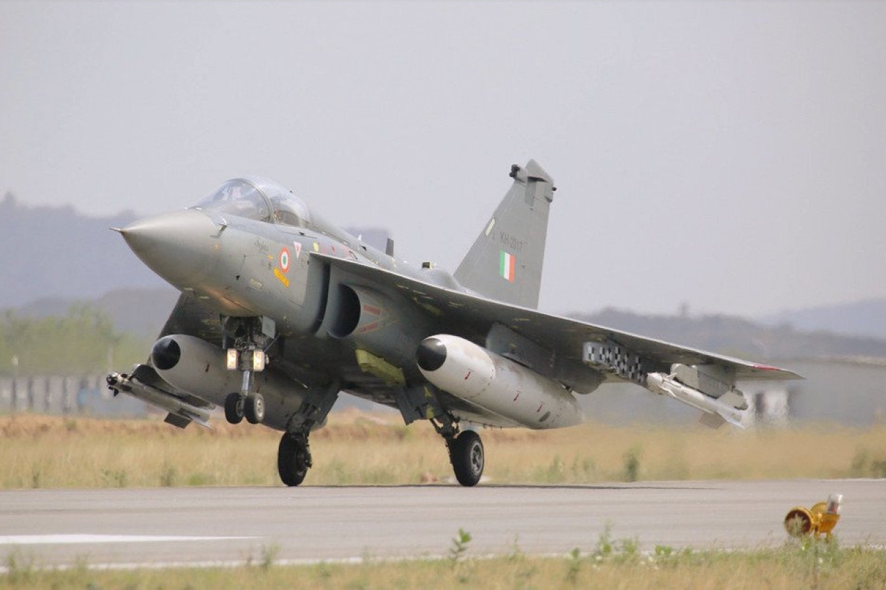 印度LCA“光辉”战斗机进行试飞