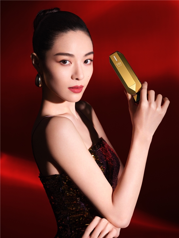 钟楚曦又拿下新国际大牌代言