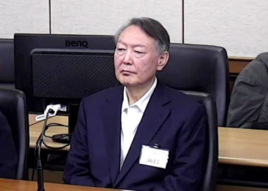 尹锡悦于19日下午在韩国首尔中央地方法院出庭 图源：韩媒