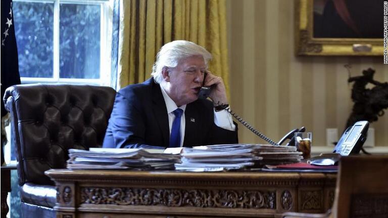 特朗普在白宫椭圆形办公室打电话