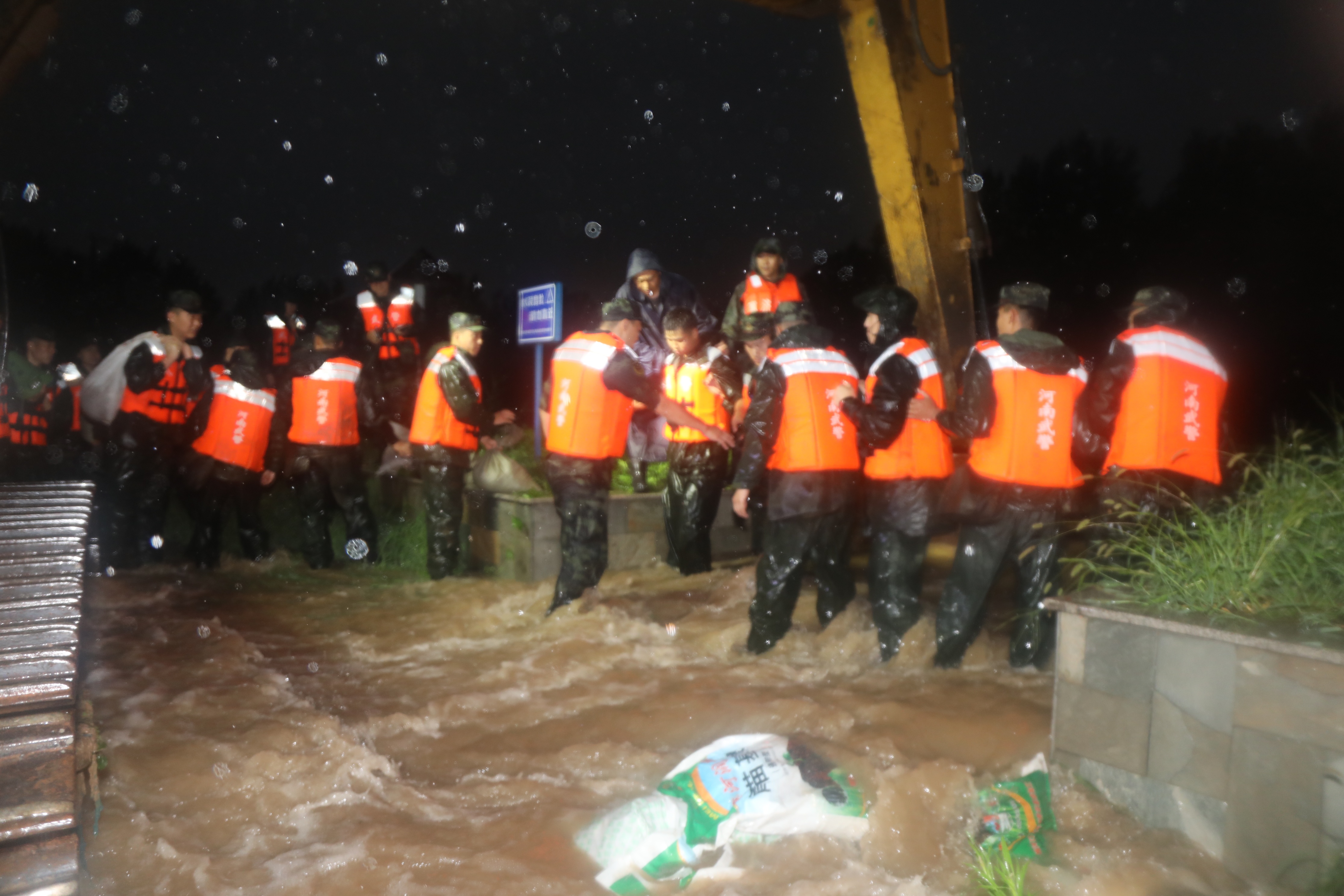 河南多地暴雨武警官兵紧急抗洪抢险