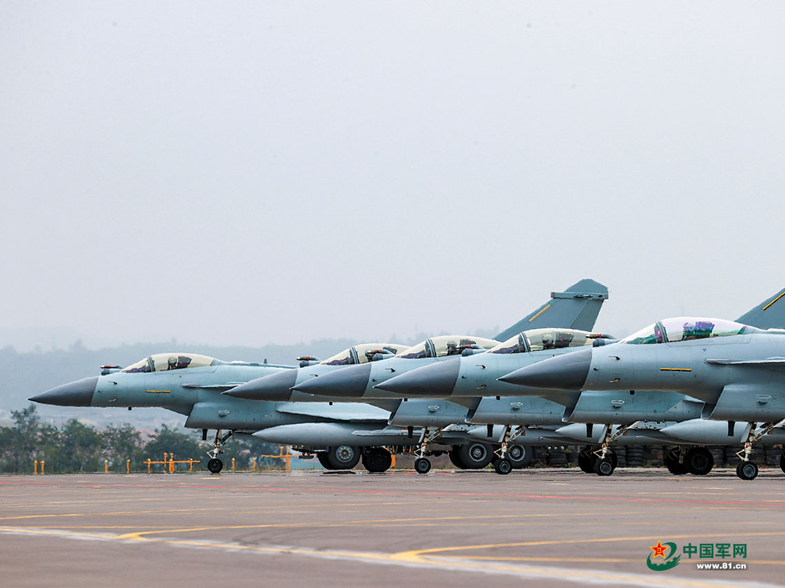 空军航空兵某旅飞行训练:穿云破雾 鹰击长空